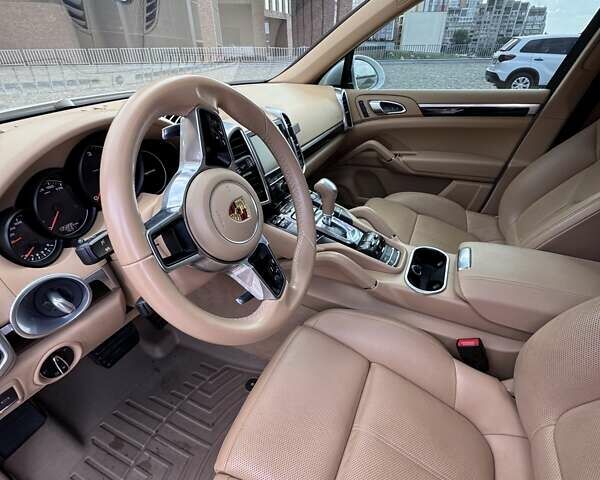 Белый Порше Каен, объемом двигателя 2.97 л и пробегом 135 тыс. км за 39900 $, фото 27 на Automoto.ua