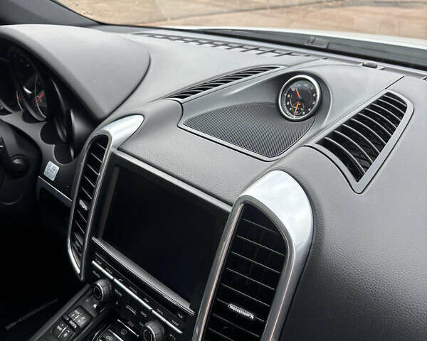 Белый Порше Каен, объемом двигателя 2.97 л и пробегом 180 тыс. км за 34000 $, фото 27 на Automoto.ua