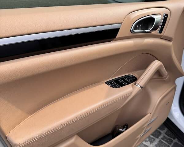 Белый Порше Каен, объемом двигателя 2.97 л и пробегом 135 тыс. км за 39900 $, фото 28 на Automoto.ua