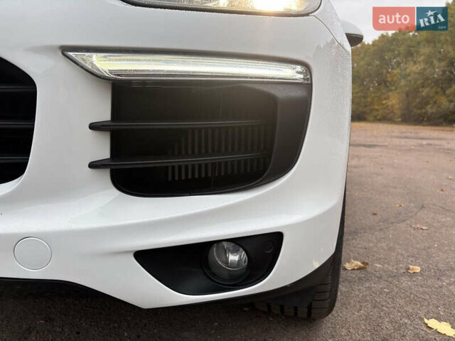 Белый Порше Каен, объемом двигателя 2.97 л и пробегом 180 тыс. км за 34000 $, фото 12 на Automoto.ua