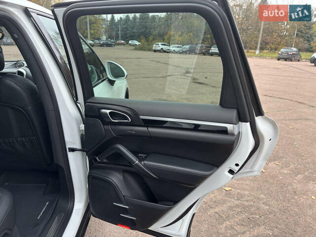 Белый Порше Каен, объемом двигателя 2.97 л и пробегом 180 тыс. км за 34000 $, фото 18 на Automoto.ua