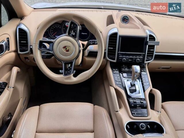 Белый Порше Каен, объемом двигателя 2.97 л и пробегом 135 тыс. км за 39900 $, фото 16 на Automoto.ua