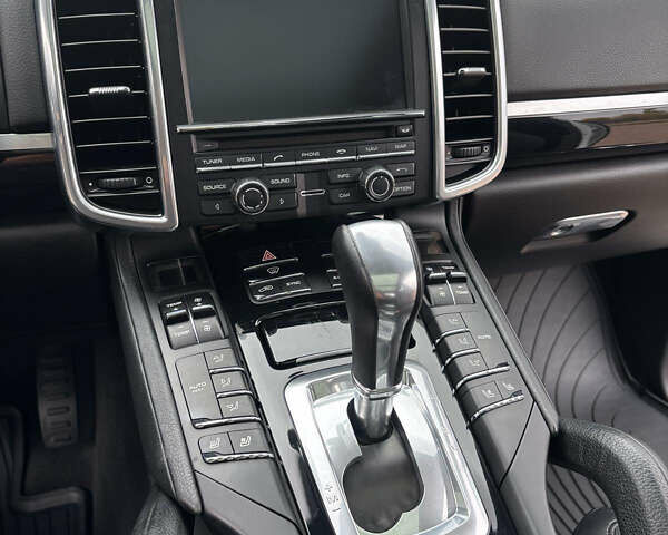 Белый Порше Каен, объемом двигателя 2.97 л и пробегом 180 тыс. км за 34000 $, фото 33 на Automoto.ua
