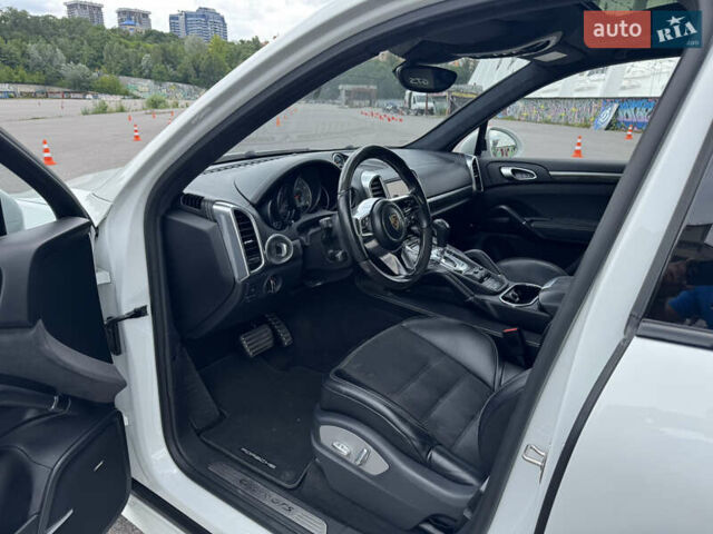 Белый Порше Каен, объемом двигателя 3.6 л и пробегом 100 тыс. км за 31500 $, фото 12 на Automoto.ua