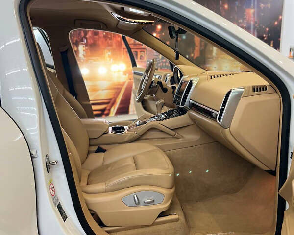 Белый Порше Каен, объемом двигателя 2.97 л и пробегом 167 тыс. км за 33499 $, фото 8 на Automoto.ua