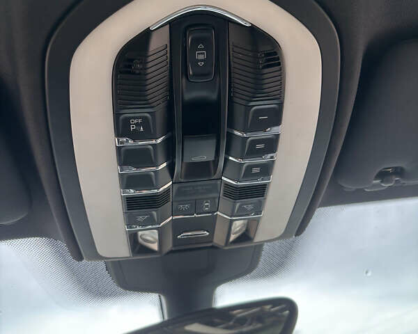 Белый Порше Каен, объемом двигателя 2.97 л и пробегом 180 тыс. км за 34000 $, фото 32 на Automoto.ua