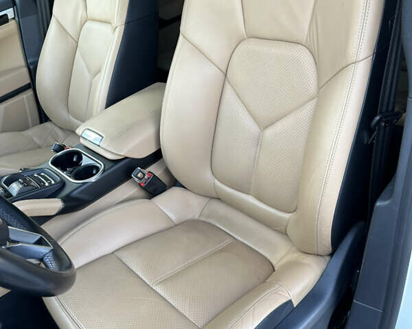 Белый Порше Каен, объемом двигателя 2.97 л и пробегом 145 тыс. км за 34567 $, фото 19 на Automoto.ua