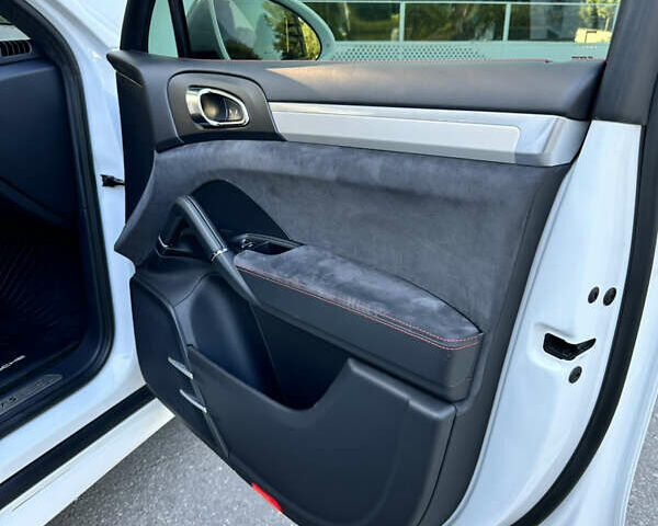 Білий Порше Cayenne, об'ємом двигуна 3.6 л та пробігом 132 тис. км за 34500 $, фото 15 на Automoto.ua
