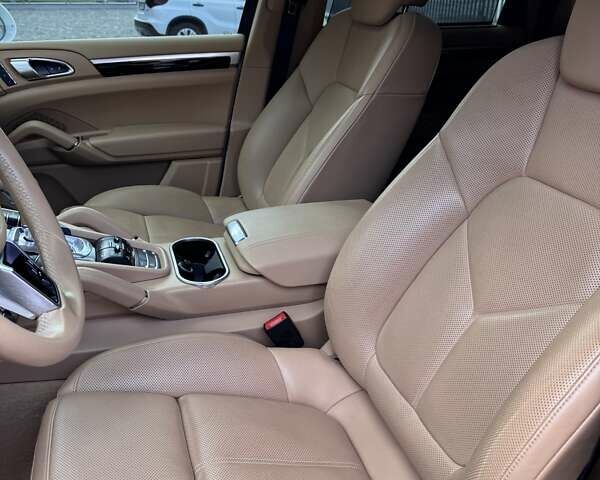 Белый Порше Каен, объемом двигателя 2.97 л и пробегом 135 тыс. км за 39900 $, фото 25 на Automoto.ua