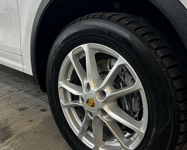 Белый Порше Каен, объемом двигателя 2.97 л и пробегом 167 тыс. км за 33499 $, фото 13 на Automoto.ua