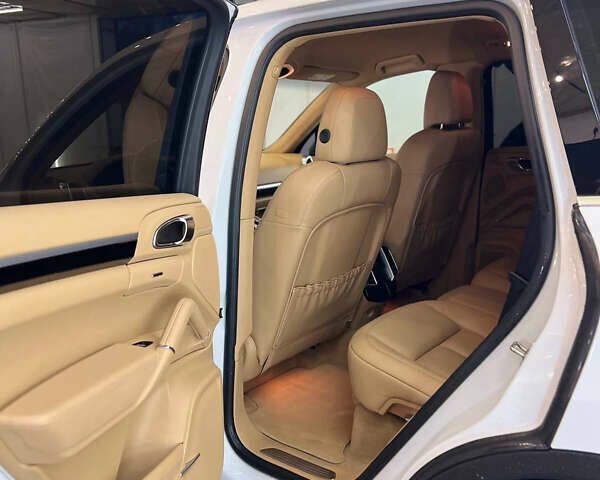 Белый Порше Каен, объемом двигателя 2.97 л и пробегом 167 тыс. км за 33499 $, фото 4 на Automoto.ua