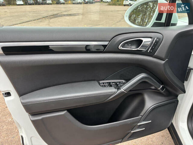 Белый Порше Каен, объемом двигателя 2.97 л и пробегом 180 тыс. км за 34000 $, фото 28 на Automoto.ua