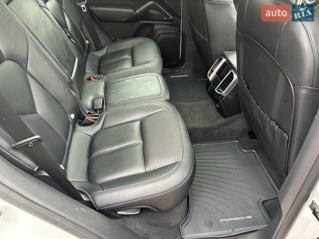 Белый Порше Каен, объемом двигателя 2.97 л и пробегом 180 тыс. км за 34000 $, фото 20 на Automoto.ua