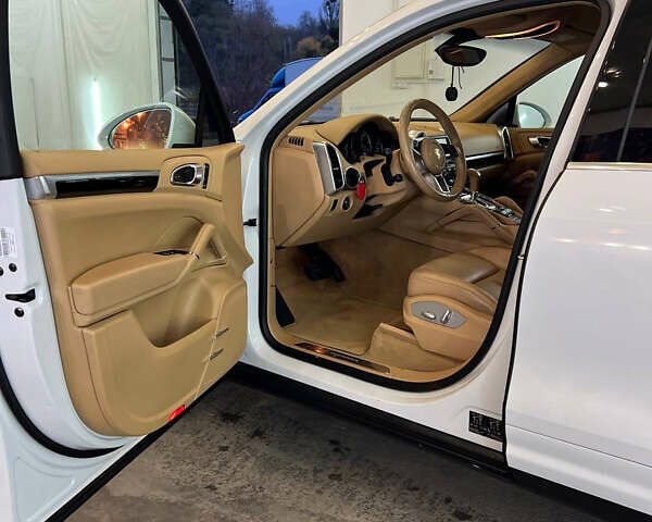 Белый Порше Каен, объемом двигателя 2.97 л и пробегом 167 тыс. км за 33499 $, фото 5 на Automoto.ua