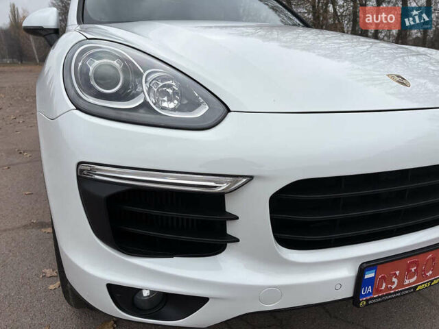 Белый Порше Каен, объемом двигателя 2.97 л и пробегом 180 тыс. км за 34000 $, фото 9 на Automoto.ua