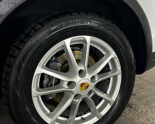 Белый Порше Каен, объемом двигателя 2.97 л и пробегом 167 тыс. км за 33499 $, фото 11 на Automoto.ua