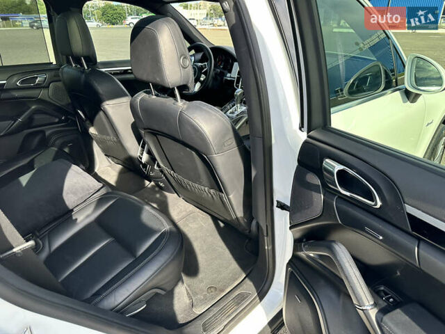 Белый Порше Каен, объемом двигателя 2.97 л и пробегом 180 тыс. км за 32000 $, фото 30 на Automoto.ua