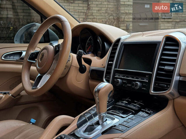 Белый Порше Каен, объемом двигателя 3.6 л и пробегом 96 тыс. км за 39690 $, фото 33 на Automoto.ua