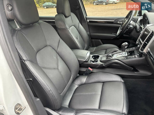 Белый Порше Каен, объемом двигателя 2.97 л и пробегом 180 тыс. км за 34000 $, фото 25 на Automoto.ua