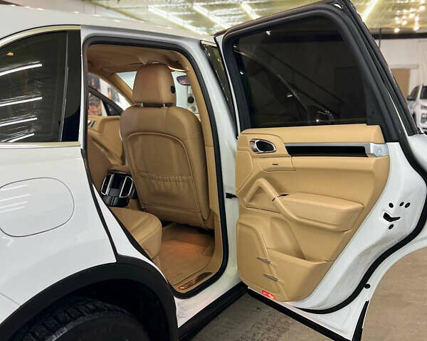 Белый Порше Каен, объемом двигателя 2.97 л и пробегом 167 тыс. км за 33499 $, фото 7 на Automoto.ua