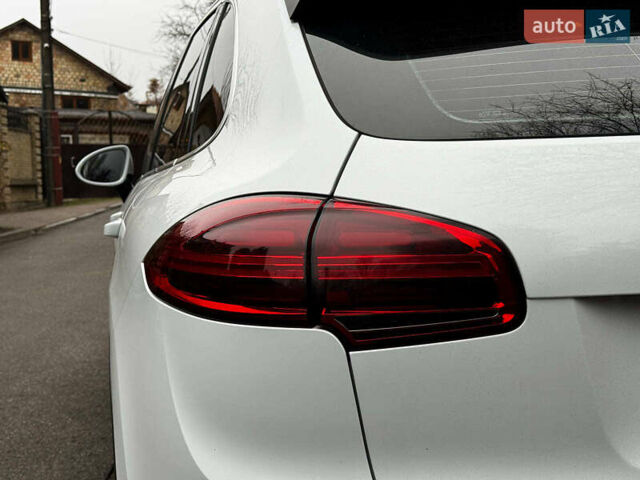 Белый Порше Каен, объемом двигателя 3.6 л и пробегом 96 тыс. км за 39690 $, фото 11 на Automoto.ua