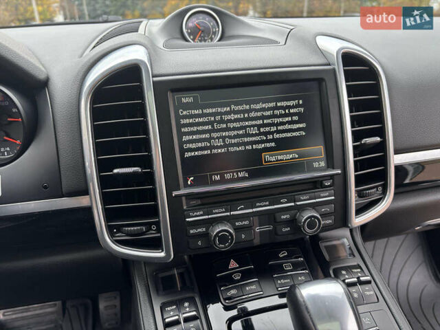 Белый Порше Каен, объемом двигателя 2.97 л и пробегом 180 тыс. км за 34000 $, фото 36 на Automoto.ua