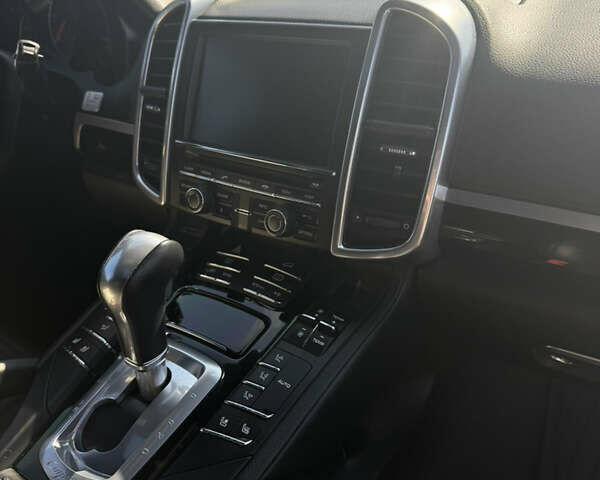 Білий Порше Cayenne, об'ємом двигуна 3 л та пробігом 40 тис. км за 49800 $, фото 14 на Automoto.ua