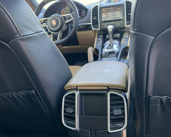 Белый Порше Каен, объемом двигателя 3.6 л и пробегом 180 тыс. км за 26000 $, фото 18 на Automoto.ua