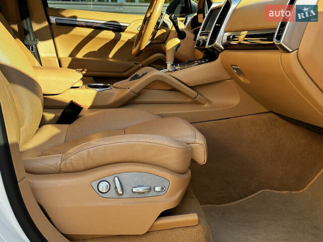 Белый Порше Каен, объемом двигателя 3.6 л и пробегом 170 тыс. км за 26500 $, фото 12 на Automoto.ua