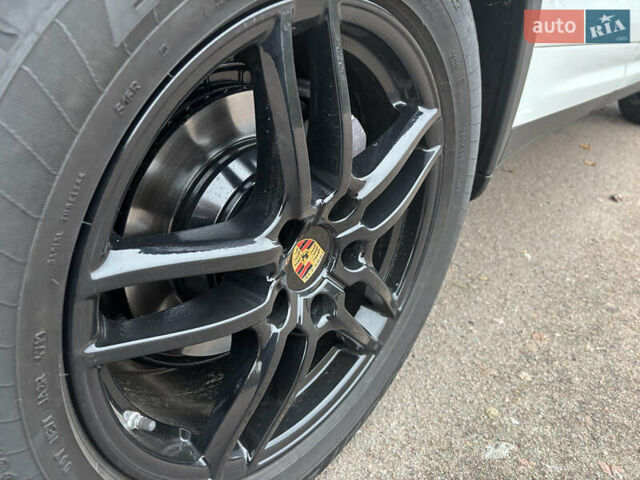 Белый Порше Каен, объемом двигателя 2.97 л и пробегом 180 тыс. км за 34000 $, фото 17 на Automoto.ua