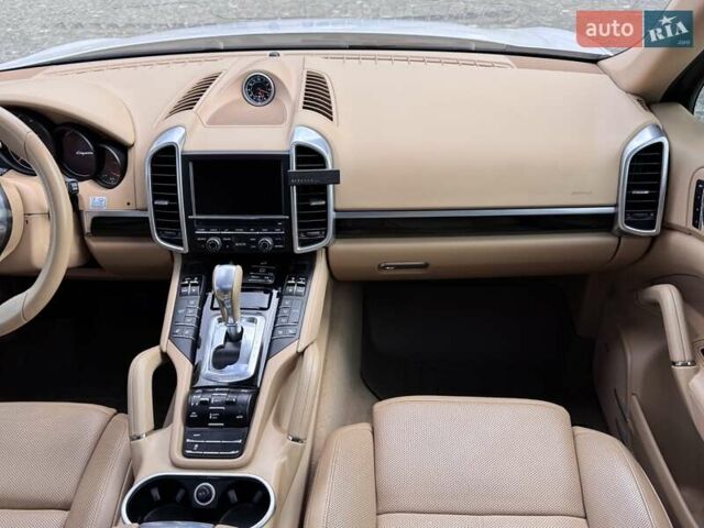 Белый Порше Каен, объемом двигателя 2.97 л и пробегом 135 тыс. км за 39900 $, фото 19 на Automoto.ua