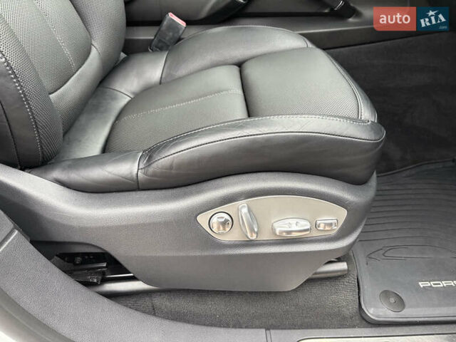 Белый Порше Каен, объемом двигателя 2.97 л и пробегом 180 тыс. км за 34000 $, фото 24 на Automoto.ua