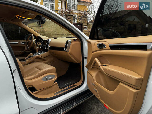 Белый Порше Каен, объемом двигателя 3.6 л и пробегом 96 тыс. км за 39690 $, фото 34 на Automoto.ua