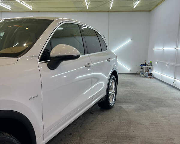 Белый Порше Каен, объемом двигателя 2.97 л и пробегом 167 тыс. км за 33499 $, фото 2 на Automoto.ua