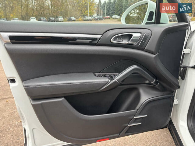 Белый Порше Каен, объемом двигателя 2.97 л и пробегом 180 тыс. км за 34000 $, фото 29 на Automoto.ua