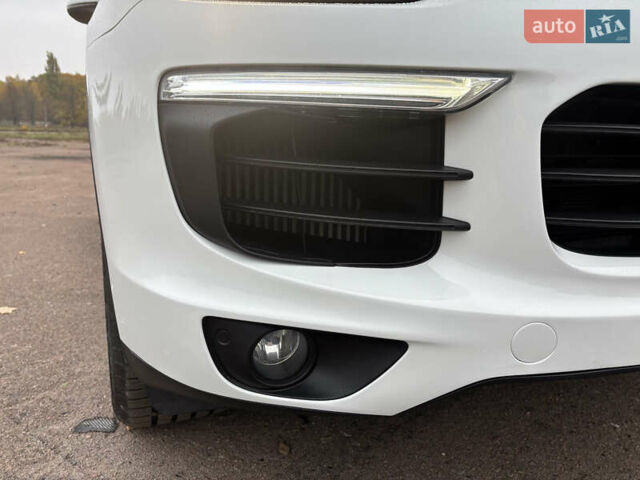 Белый Порше Каен, объемом двигателя 2.97 л и пробегом 180 тыс. км за 34000 $, фото 11 на Automoto.ua