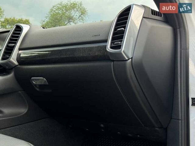 Белый Порше Каен, объемом двигателя 2.97 л и пробегом 330 тыс. км за 28500 $, фото 36 на Automoto.ua