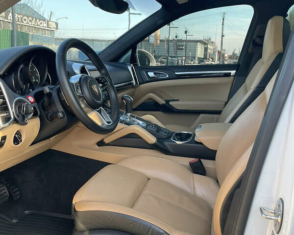 Белый Порше Каен, объемом двигателя 3.6 л и пробегом 180 тыс. км за 26000 $, фото 15 на Automoto.ua