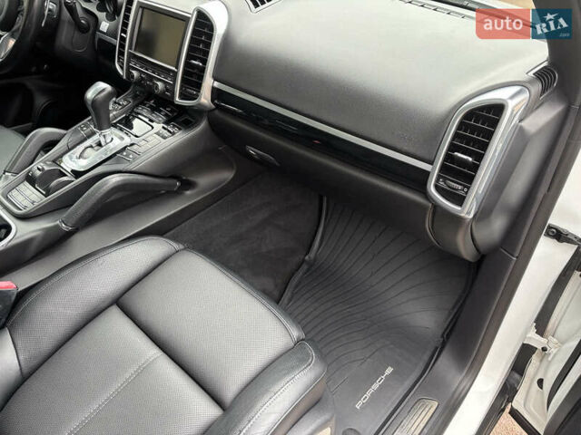 Белый Порше Каен, объемом двигателя 2.97 л и пробегом 180 тыс. км за 34000 $, фото 26 на Automoto.ua