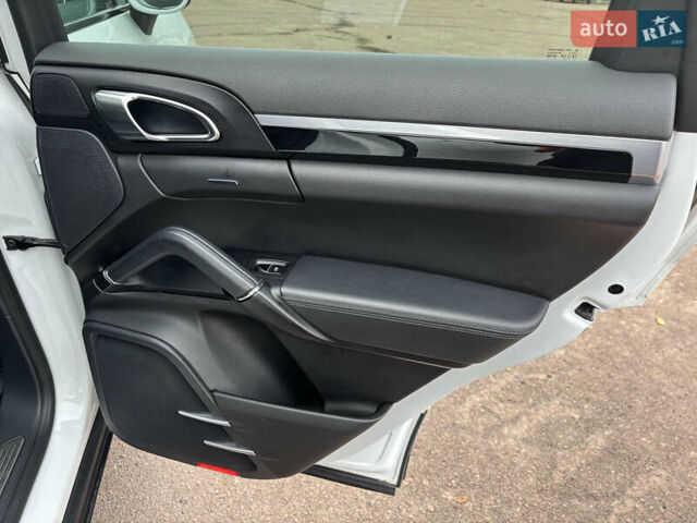 Белый Порше Каен, объемом двигателя 2.97 л и пробегом 180 тыс. км за 34000 $, фото 19 на Automoto.ua