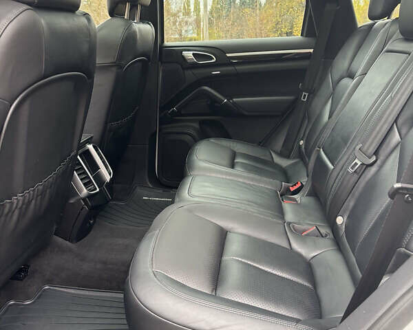 Белый Порше Каен, объемом двигателя 2.97 л и пробегом 180 тыс. км за 34000 $, фото 34 на Automoto.ua