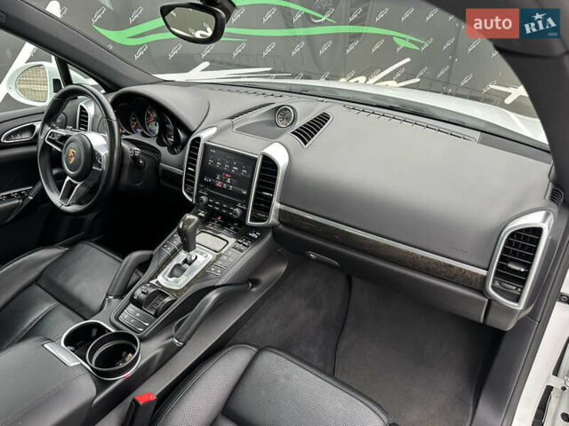 Белый Порше Каен, объемом двигателя 3.6 л и пробегом 62 тыс. км за 29999 $, фото 26 на Automoto.ua