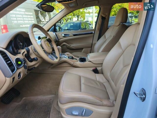 Білий Порше Cayenne, об'ємом двигуна 3.6 л та пробігом 95 тис. км за 31900 $, фото 10 на Automoto.ua