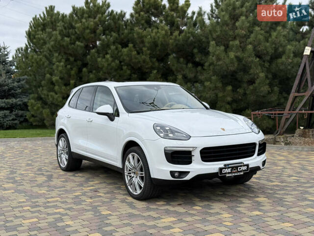 Белый Порше Каен, объемом двигателя 3.6 л и пробегом 70 тыс. км за 27000 $, фото 2 на Automoto.ua