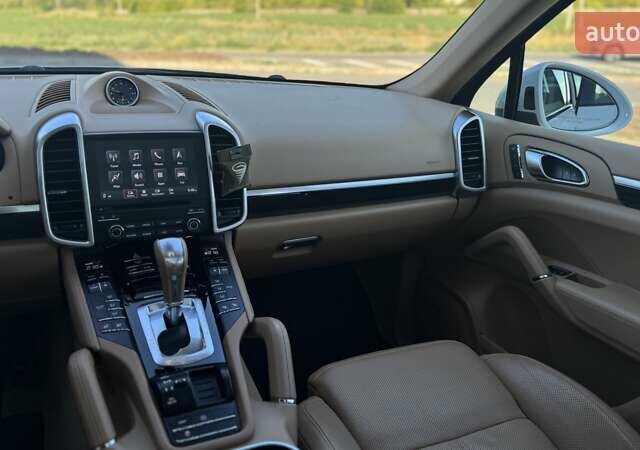 Белый Порше Каен, объемом двигателя 3.6 л и пробегом 70 тыс. км за 32000 $, фото 22 на Automoto.ua