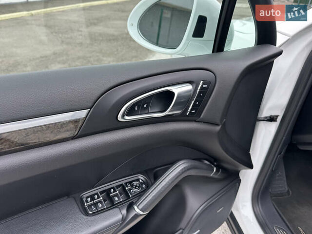 Белый Порше Каен, объемом двигателя 3.6 л и пробегом 62 тыс. км за 29999 $, фото 9 на Automoto.ua