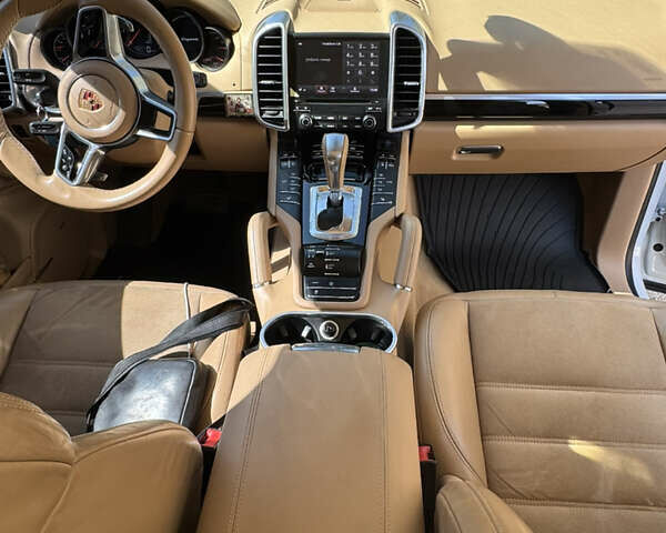 Белый Порше Каен, объемом двигателя 3.6 л и пробегом 115 тыс. км за 27000 $, фото 11 на Automoto.ua