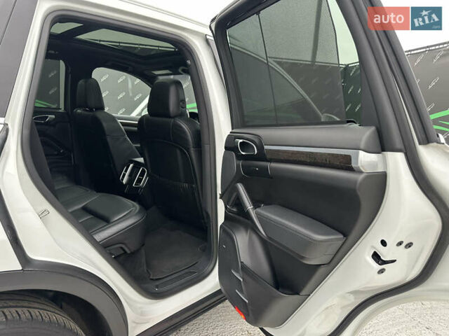 Белый Порше Каен, объемом двигателя 3.6 л и пробегом 62 тыс. км за 29999 $, фото 28 на Automoto.ua