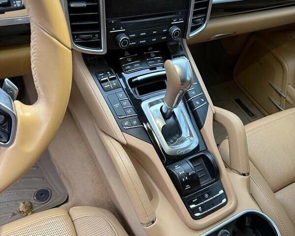 Порше Cayenne 2016 у Києві на Automoto.ua Білий Порше Cayenne, об'ємом двигуна 3.6 л та пробігом 167 тис. км за 24000 $, фото 5 на Automoto.ua