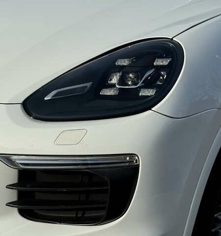 Білий Порше Cayenne, об'ємом двигуна 3 л та пробігом 99 тис. км за 32500 $, фото 4 на Automoto.ua